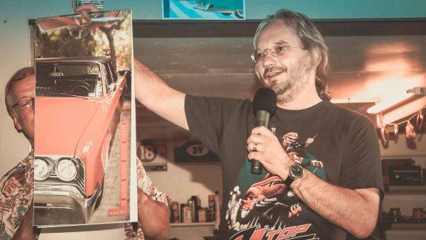 Bernhard Michali hält in der Hand seinen eigens erstellten US-Car Kalender mit den Fahrzeugen des CCTF