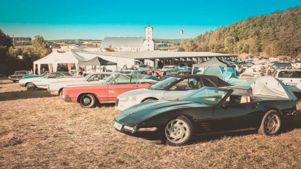 Schwarze Corvette Cabrio auf der Wiese in Geiselwind bei den Street-Nats 2017