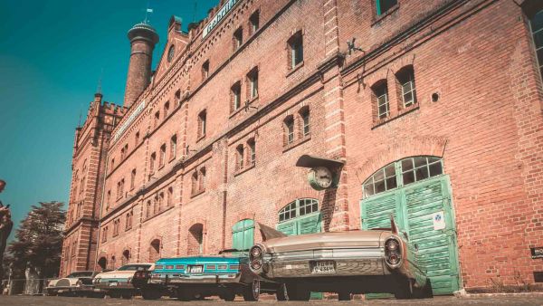 Bronzefarbener Cadilliac und fünf weitere klassische US-Cars vor dem Gebäude der Meisel Brauerei in Bamberg