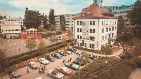 Klassische US-Cars aus der Vogelperspektive auf dem Parkplatz vor dem Rundfunkmuseum in Fürth