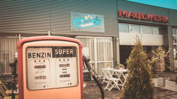 Alte Benzin-Zapfsäule vor dem Museum und 50er Jahre Cafe Maulwerk