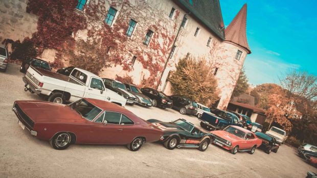 Alte und neue US-Cars parken wild durcheinander vor einer Burg bei der Saisonabschlussfahrt des Saturday Nightcruise SNC Nürnberg